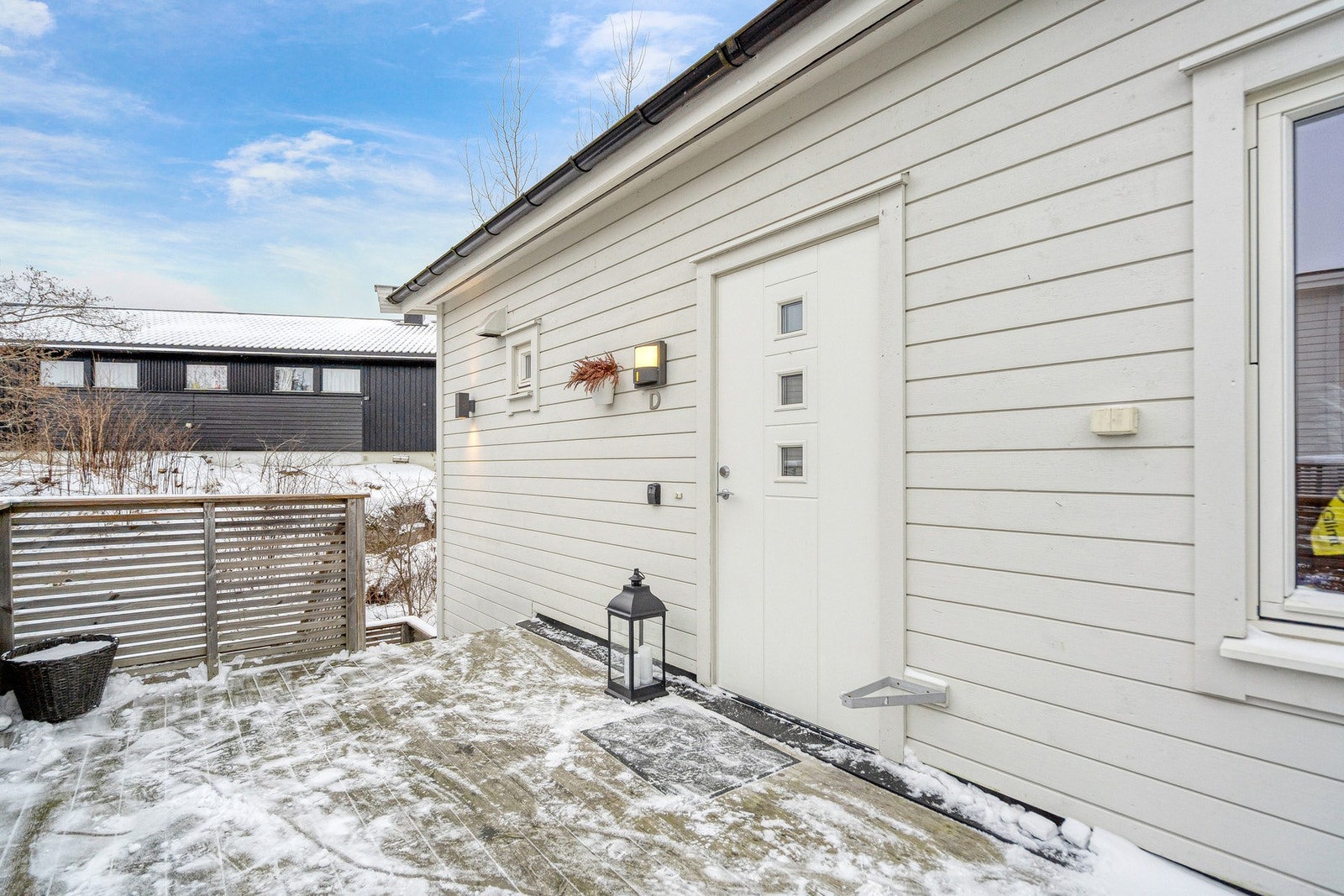 Utenfor inngangspartiet er det også en hyggelig uteplass med kveldssol Galleribilde