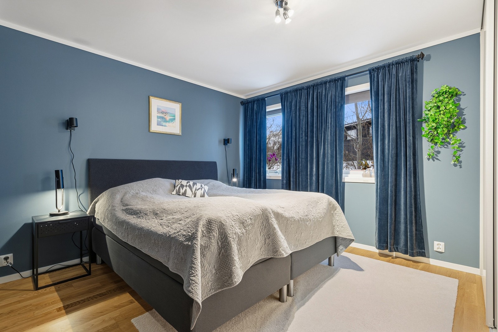 Stort hovedsoverom med godt med skapplass Galleribilde