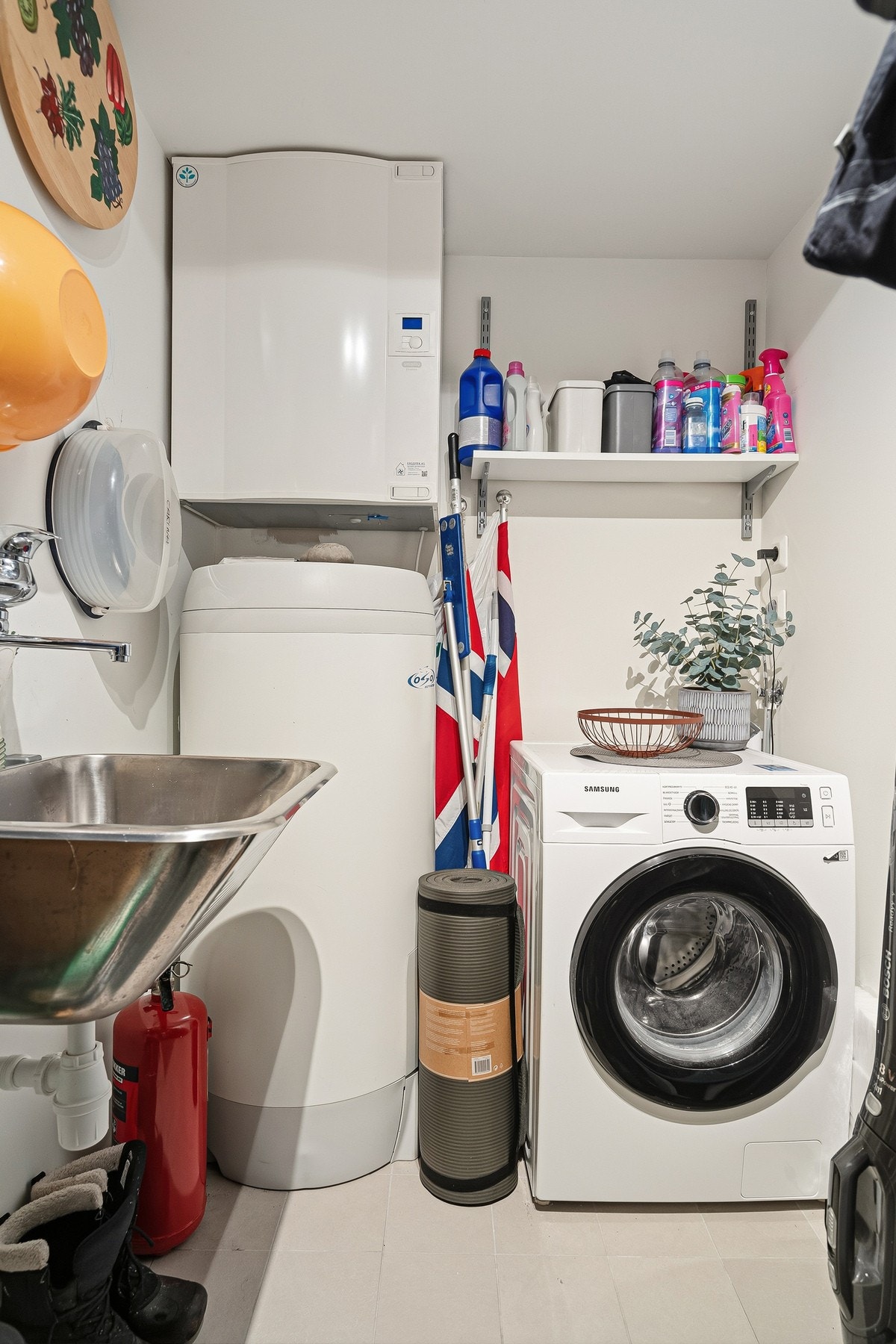 Praktisk bod som har opplegg til vaskemaskin med hyllesystem Galleribilde