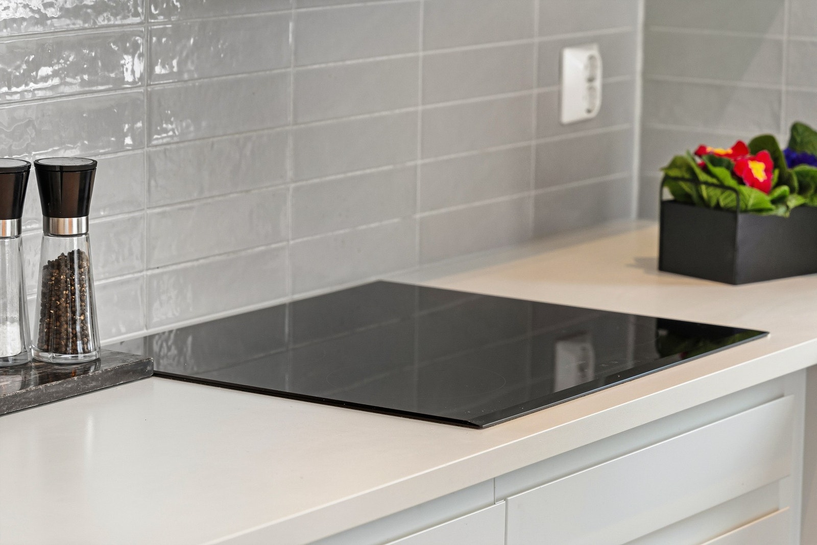 Stilrent kjøkken med hvit benkeplate Galleribilde