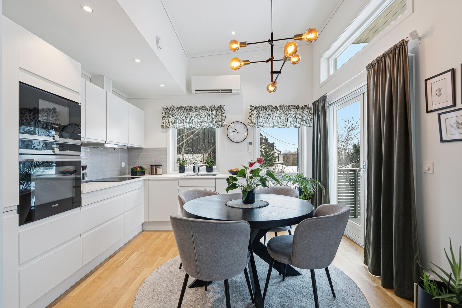 Stor og flott kjøkkeninnredning (HTH) med mye skap- og benkeplass Galleribilde