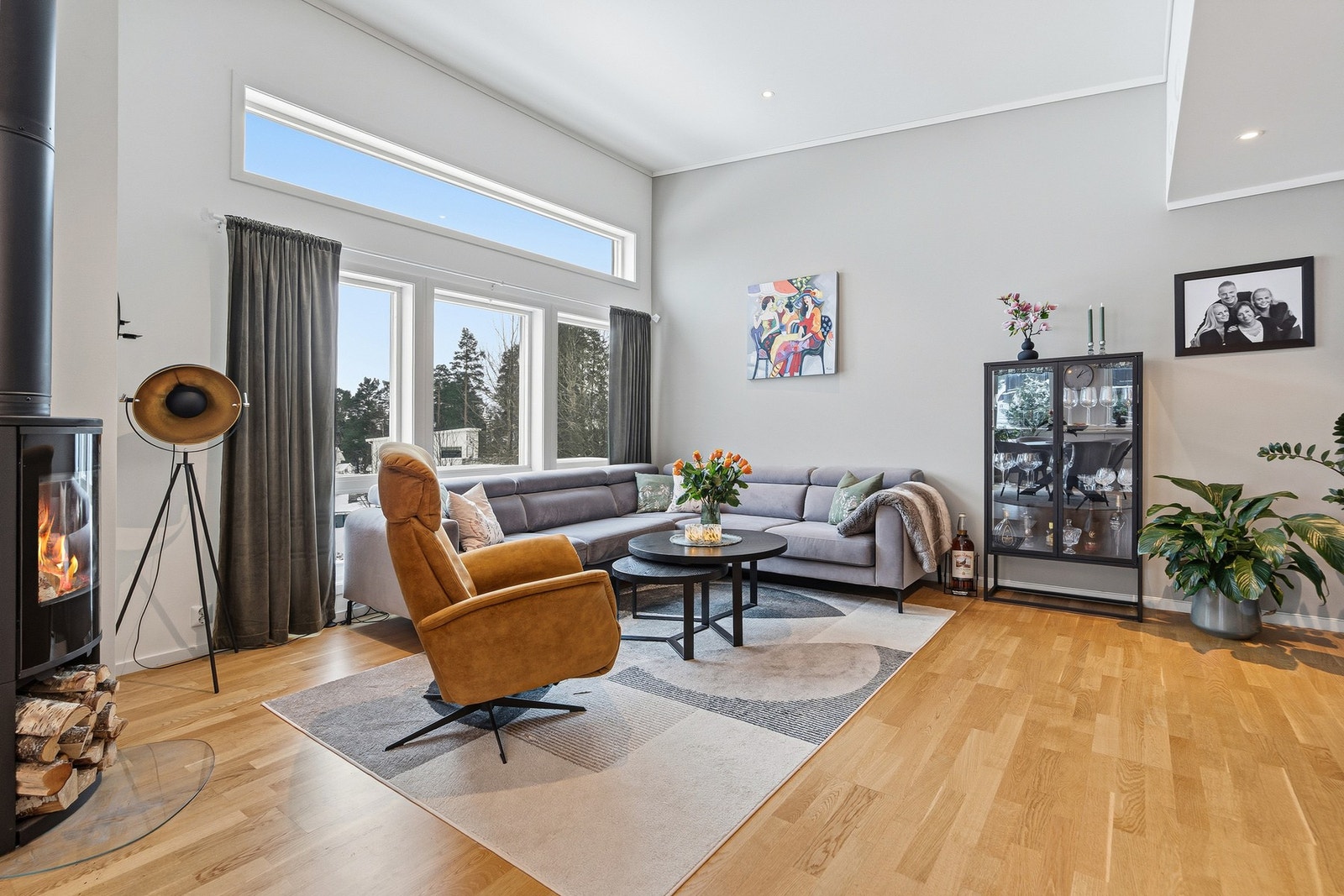 Stuen oppleves romslig med den generøse takhøyden Galleribilde