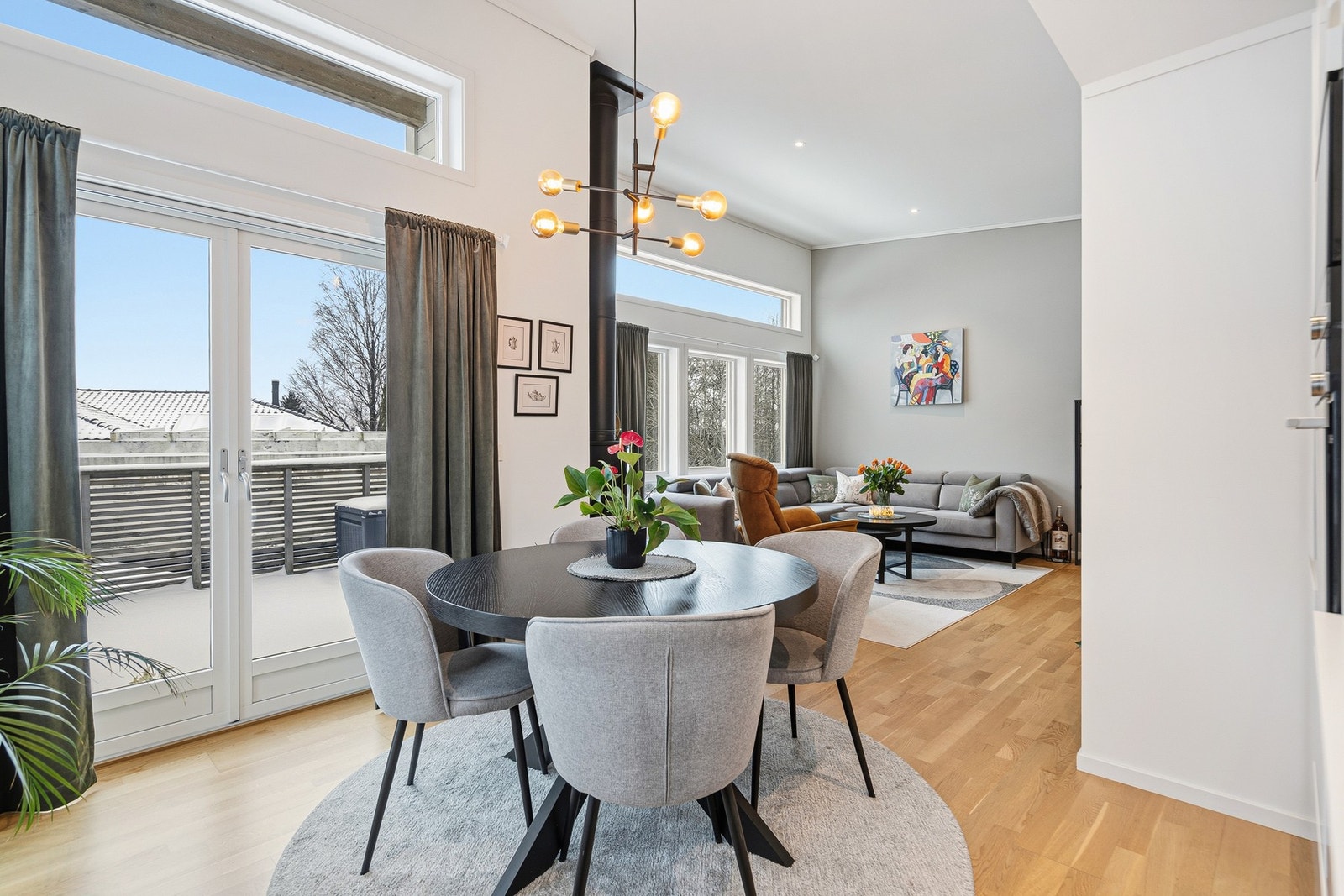 Stuen og kjøkkenet ligger i en romslig åpen løsning Galleribilde