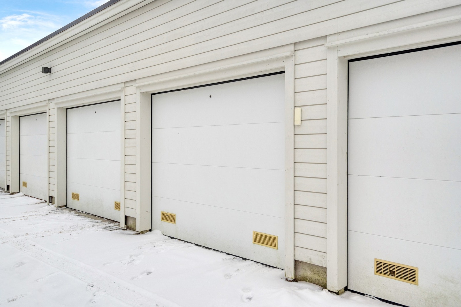 Garasjeplass i felles garasjerekke Galleribilde