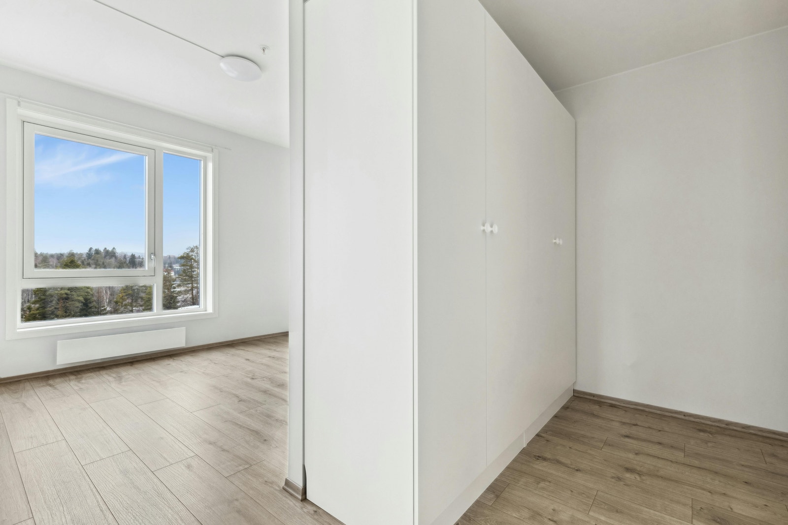 Eget garderobe rom og eget bad til hovedsoverom Galleribilde