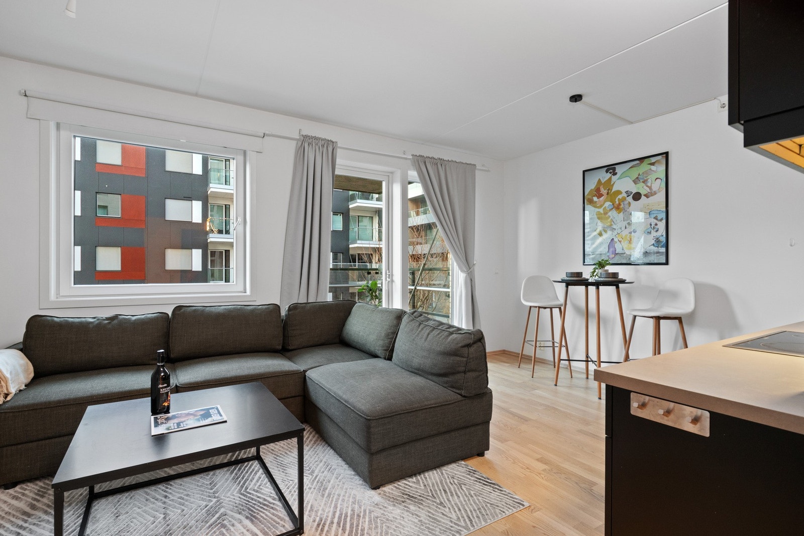 Stuen har også plass til både sofagruppe, tv-løsning og spiseplass Galleribilde