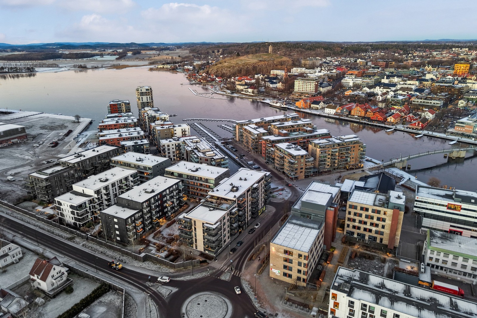 Her kan du vandre langs bryggekanten, nyte utsikten mot fjorden og Slottsfjellet, eller stikke innom urbane kafeer Galleribilde