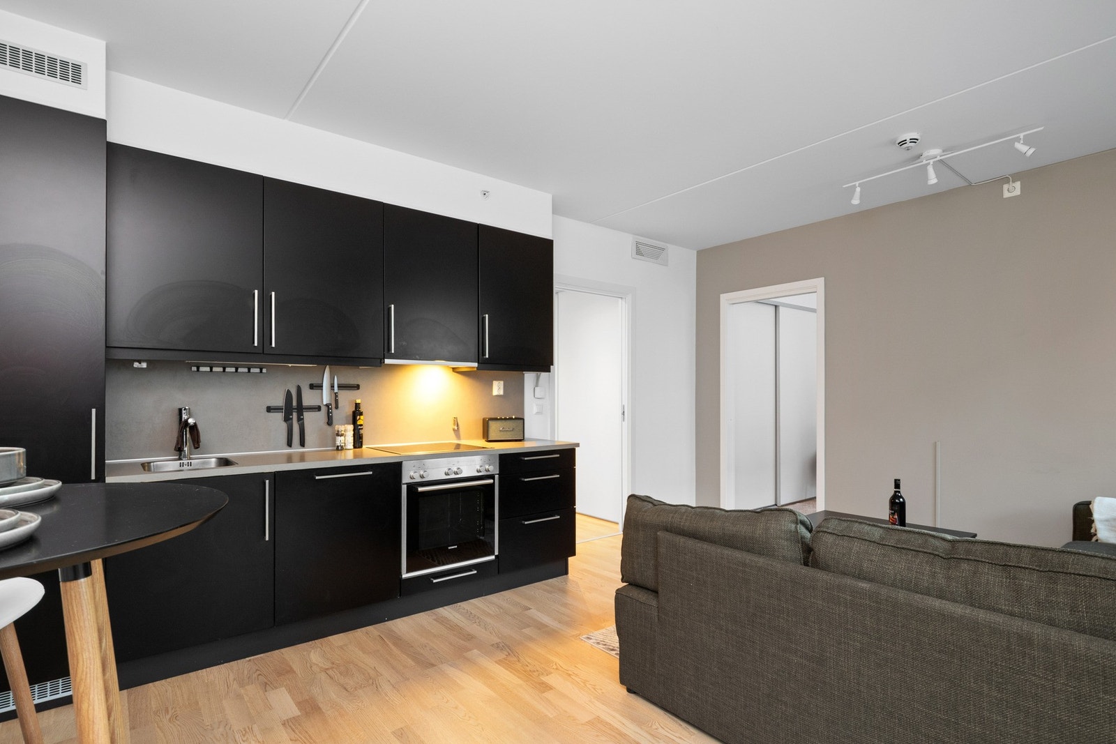 Integrert i innredningen er det også både platetopp med ventilator i overkant, stekeovn, oppvaskmaskin og kjøleskap Galleribilde