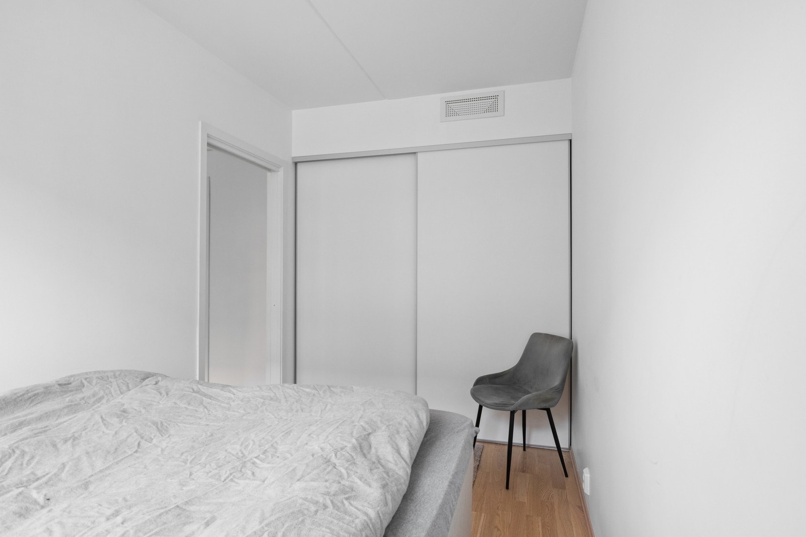 Langs den ene veggen er det satt opp en praktisk skyvedørsgarderobe Galleribilde