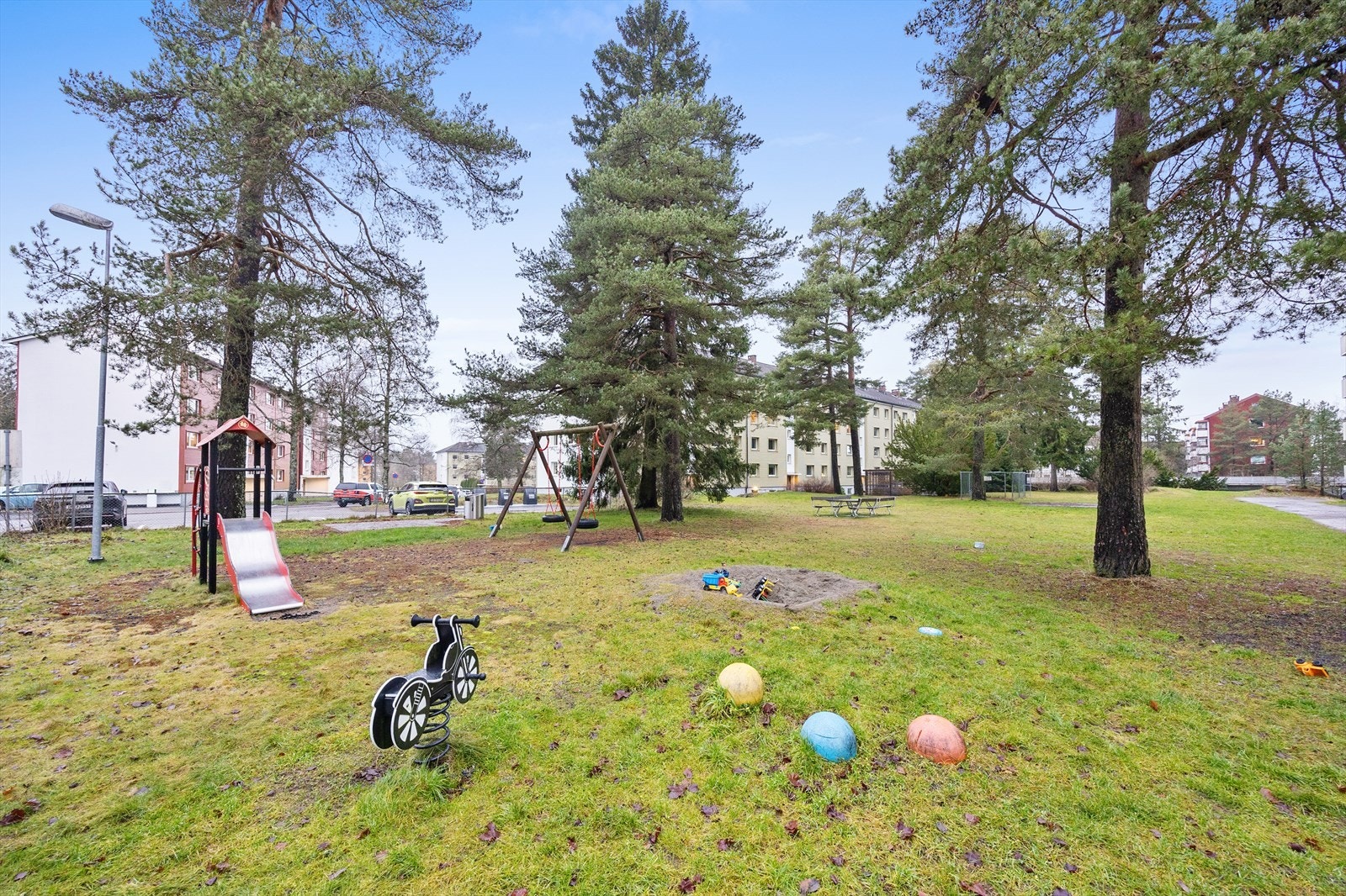 Nærområdet er barnevennlig med flere lekeplasser og grøntområder. Galleribilde