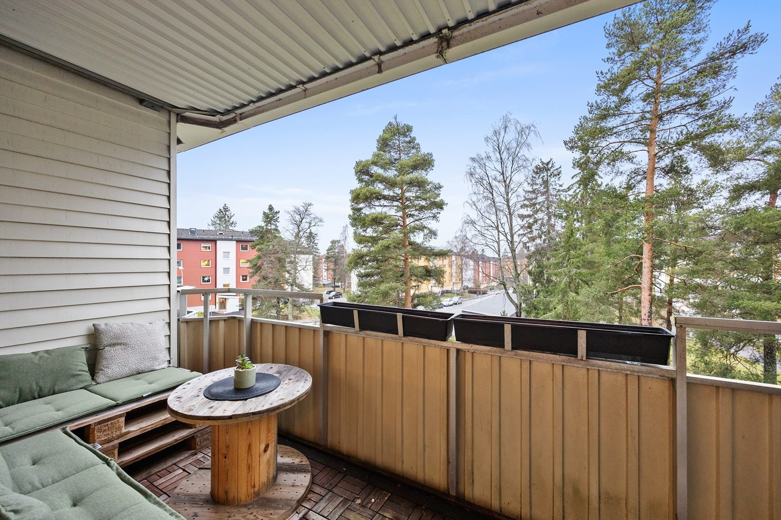 Balkong på 7 m² med adkomst fra stuen og plass til en sittegruppe. Galleribilde