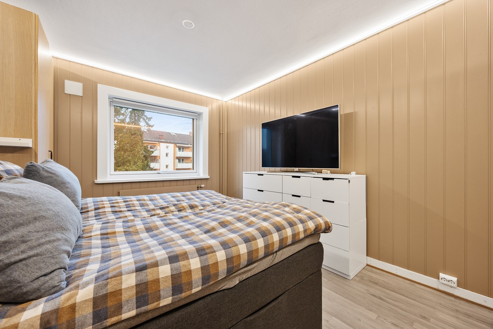 Soverommet har god plass til dobbeltseng og oppbevaringsmøbler. Galleribilde