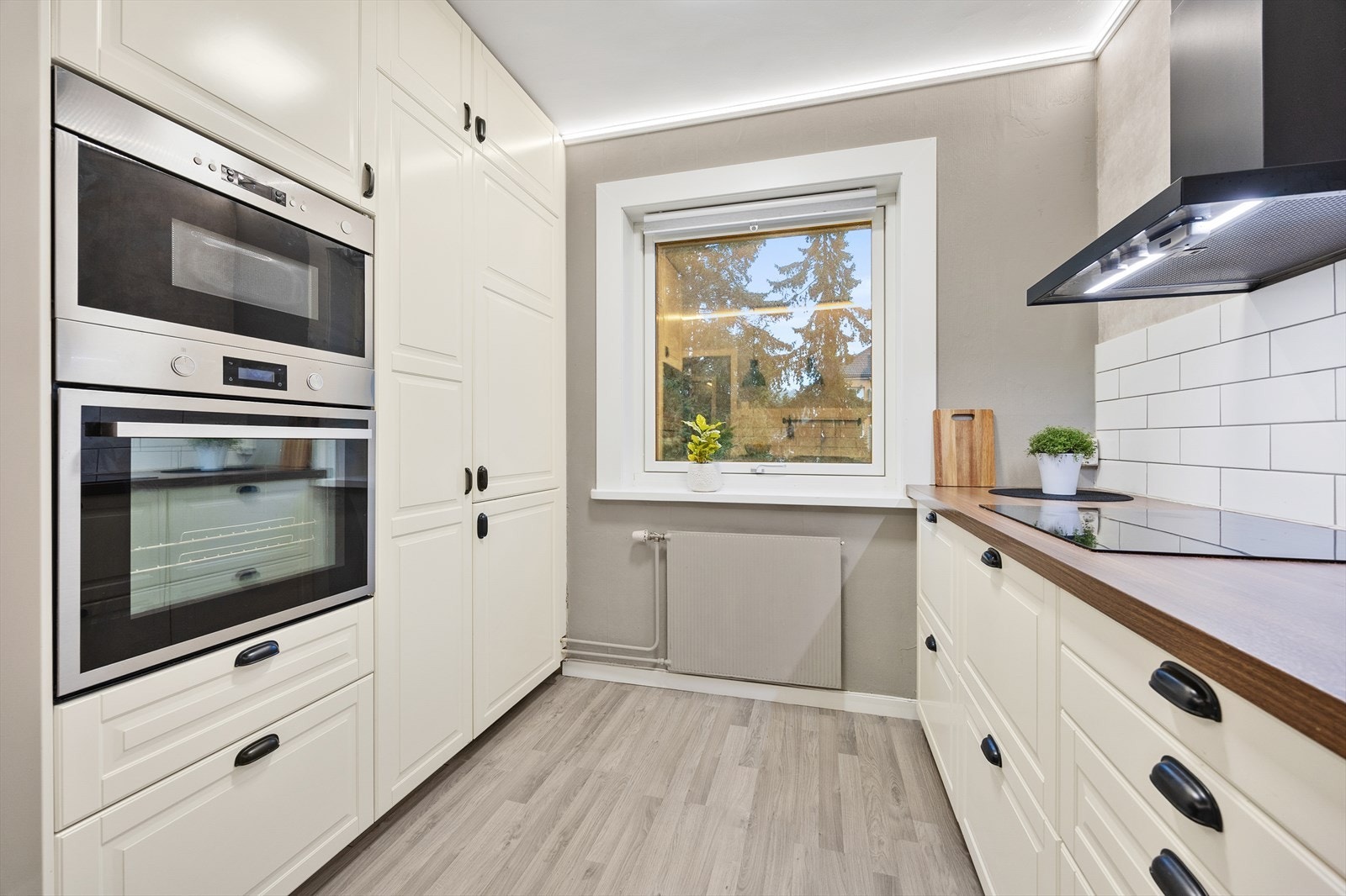 Kjøkkenet er utstyrt med integrert stekeovn, mikrobølgeovn, platetopp og kjøl/frys. Galleribilde