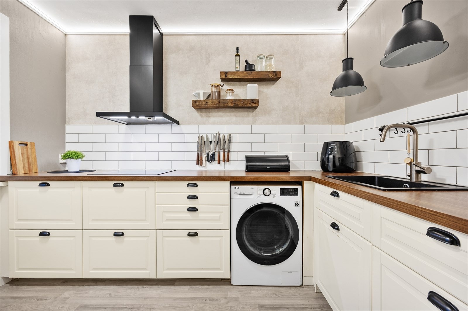 Det er praktisk opplegg for både oppvaskmaskin og vaskemaskin på kjøkkenet. Galleribilde