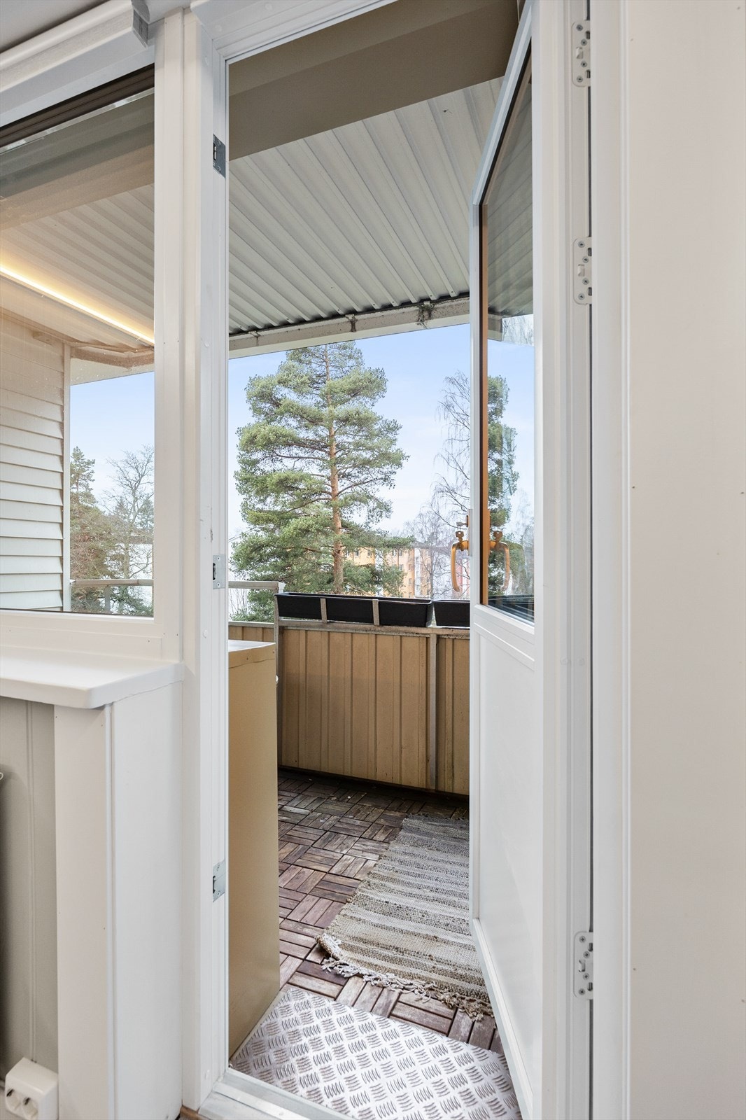 Balkongen er belagt med tremmer over et solid betongdekke. Galleribilde