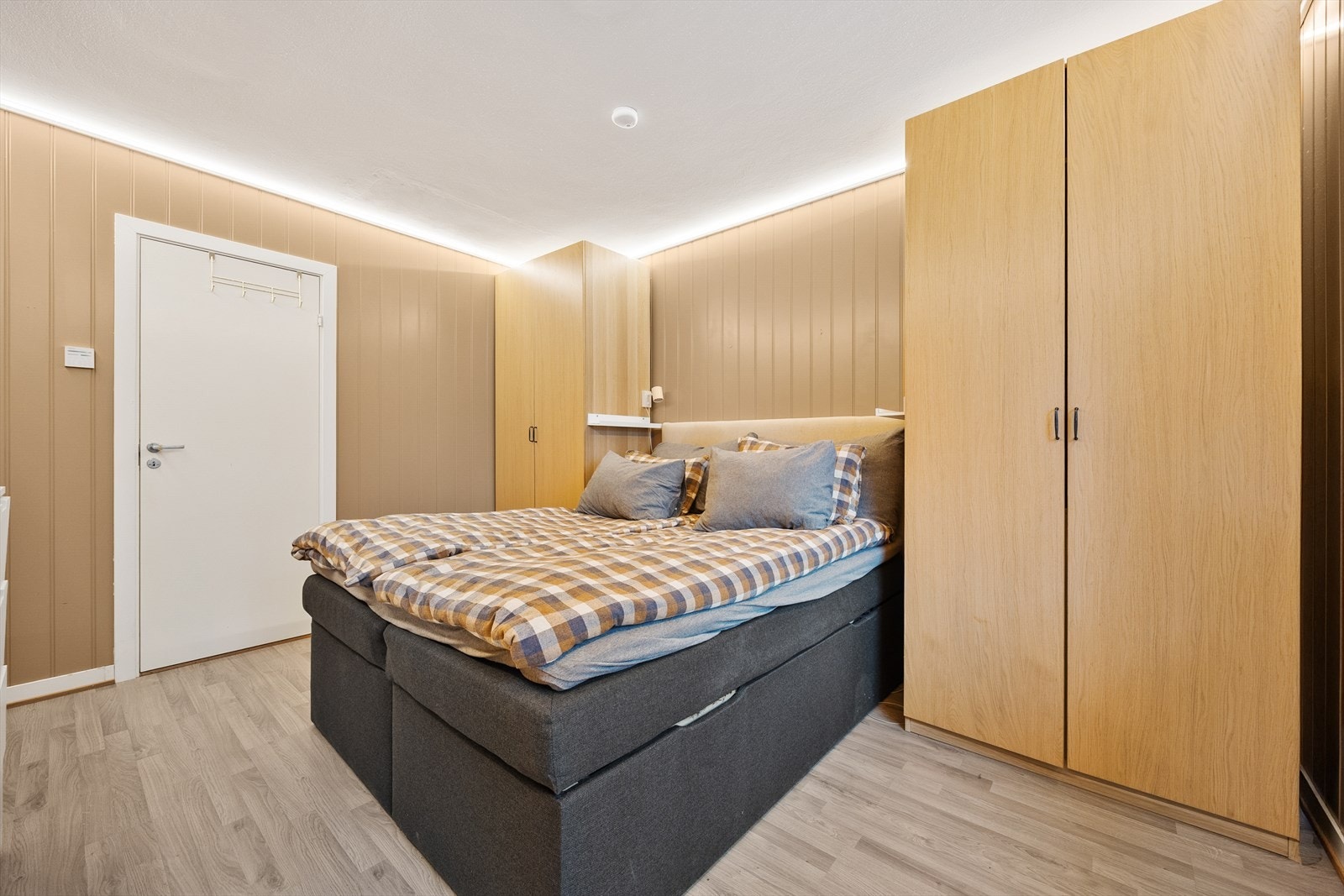 Rommet har en rolig plassering i leiligheten, vendt bort fra stuen. Galleribilde