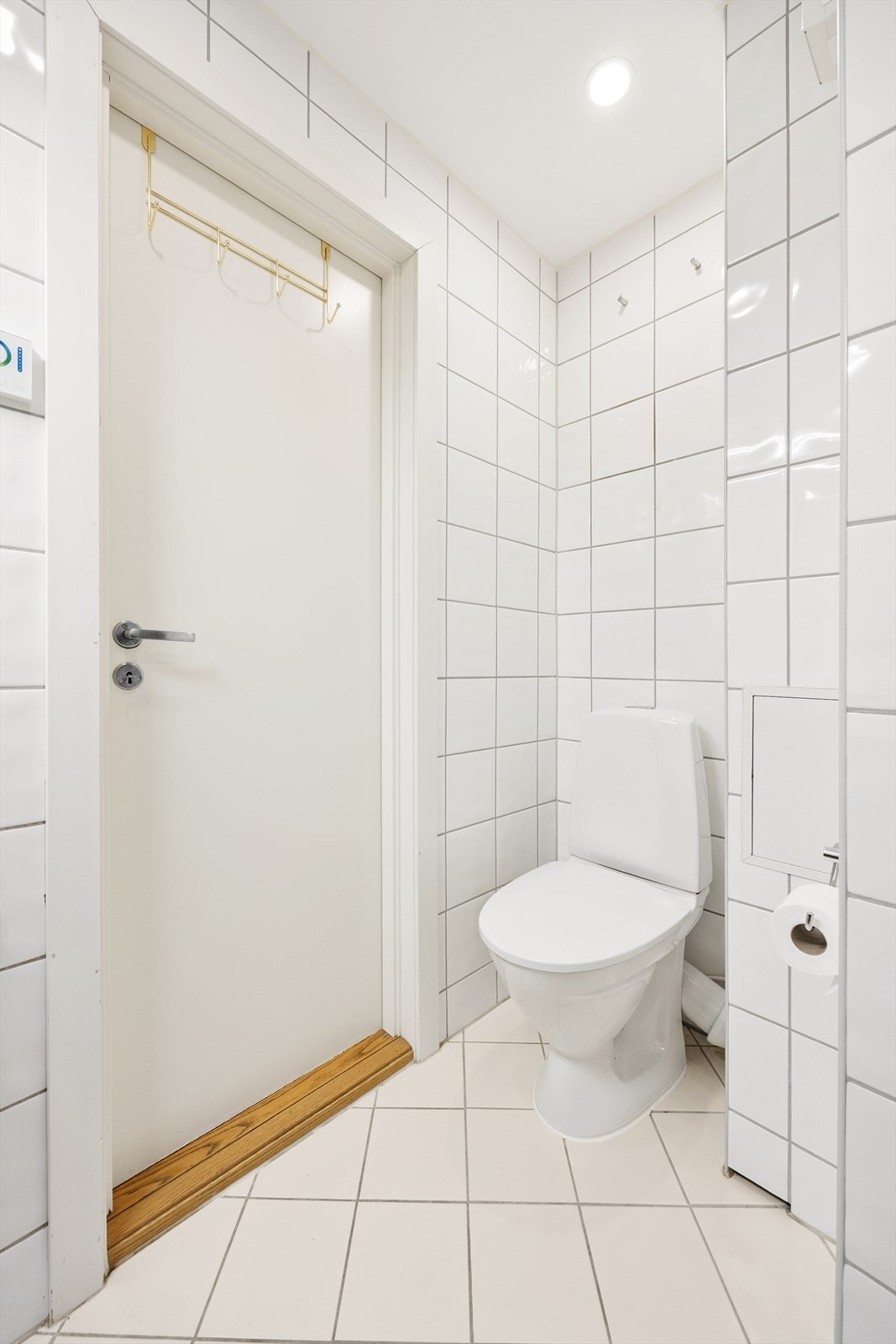 Avtrekk via ventil i himling sikrer luftsirkulasjon på badet. Galleribilde