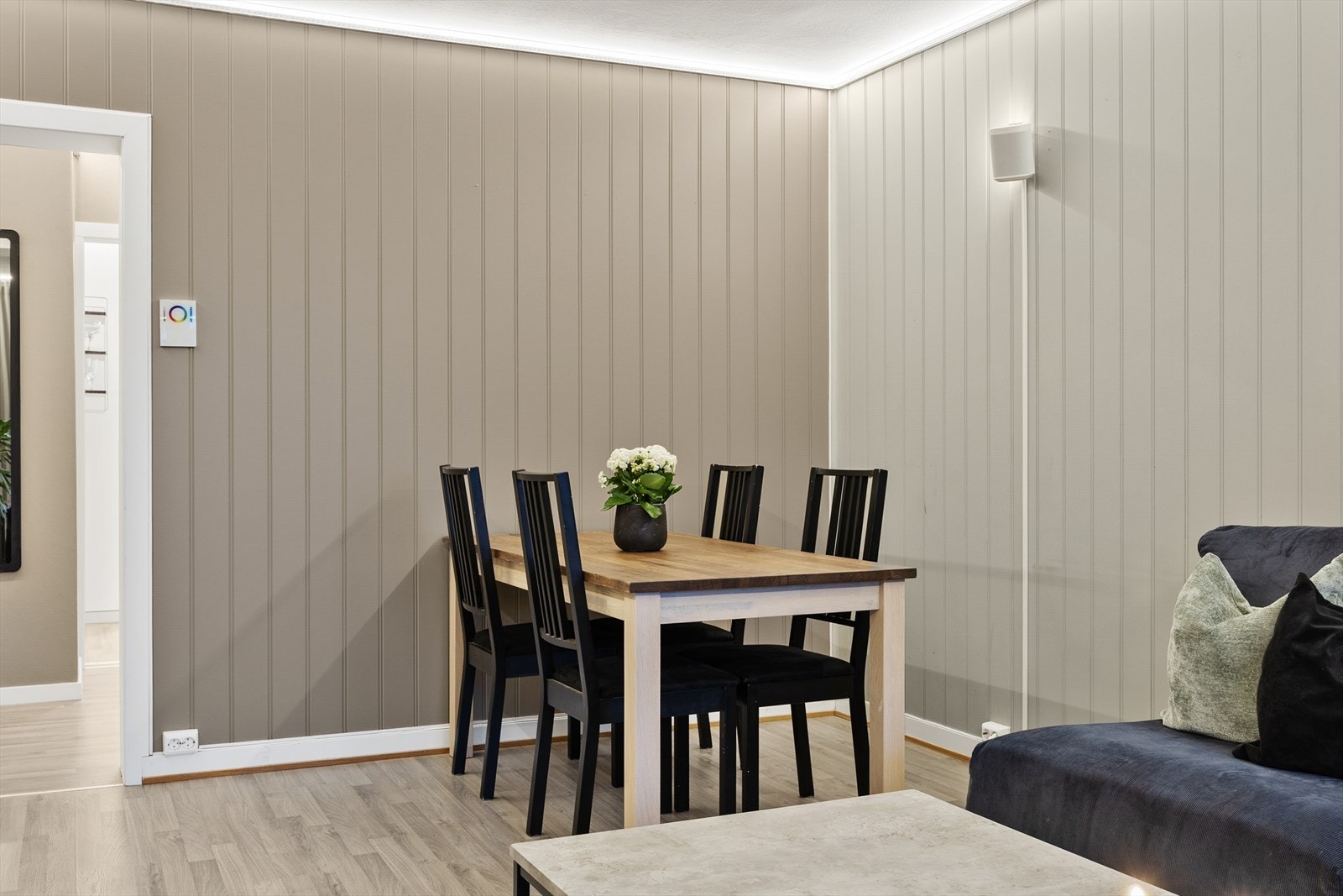 Vegger med malt panel og malte tapetserte flater gir et lunt preg. Galleribilde