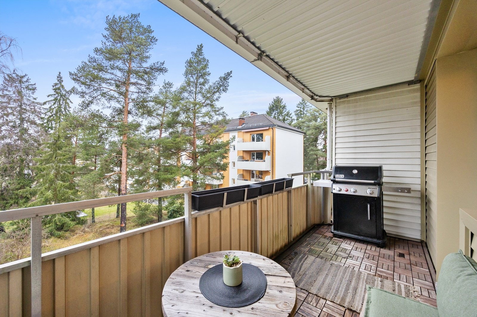 Uteplassen vender mot borettslagets rolige og grønne fellesområder. Galleribilde