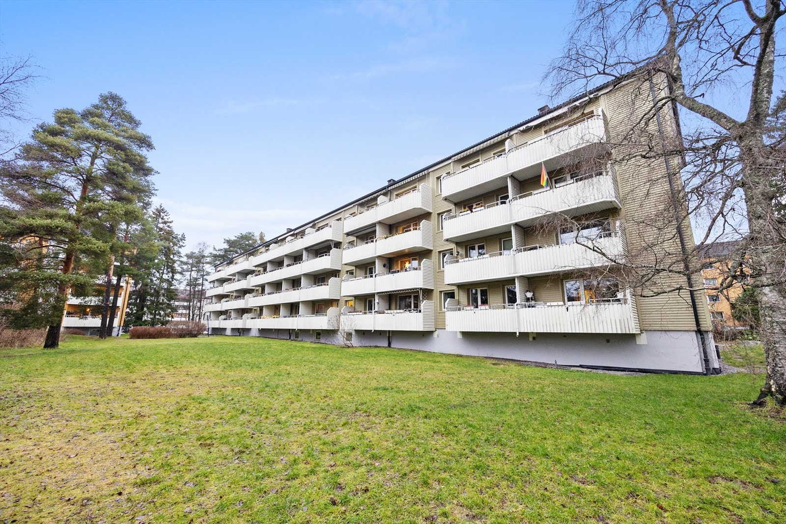 Yttervegger i betong/murverk med fasadeplater og pussede overflater. Galleribilde