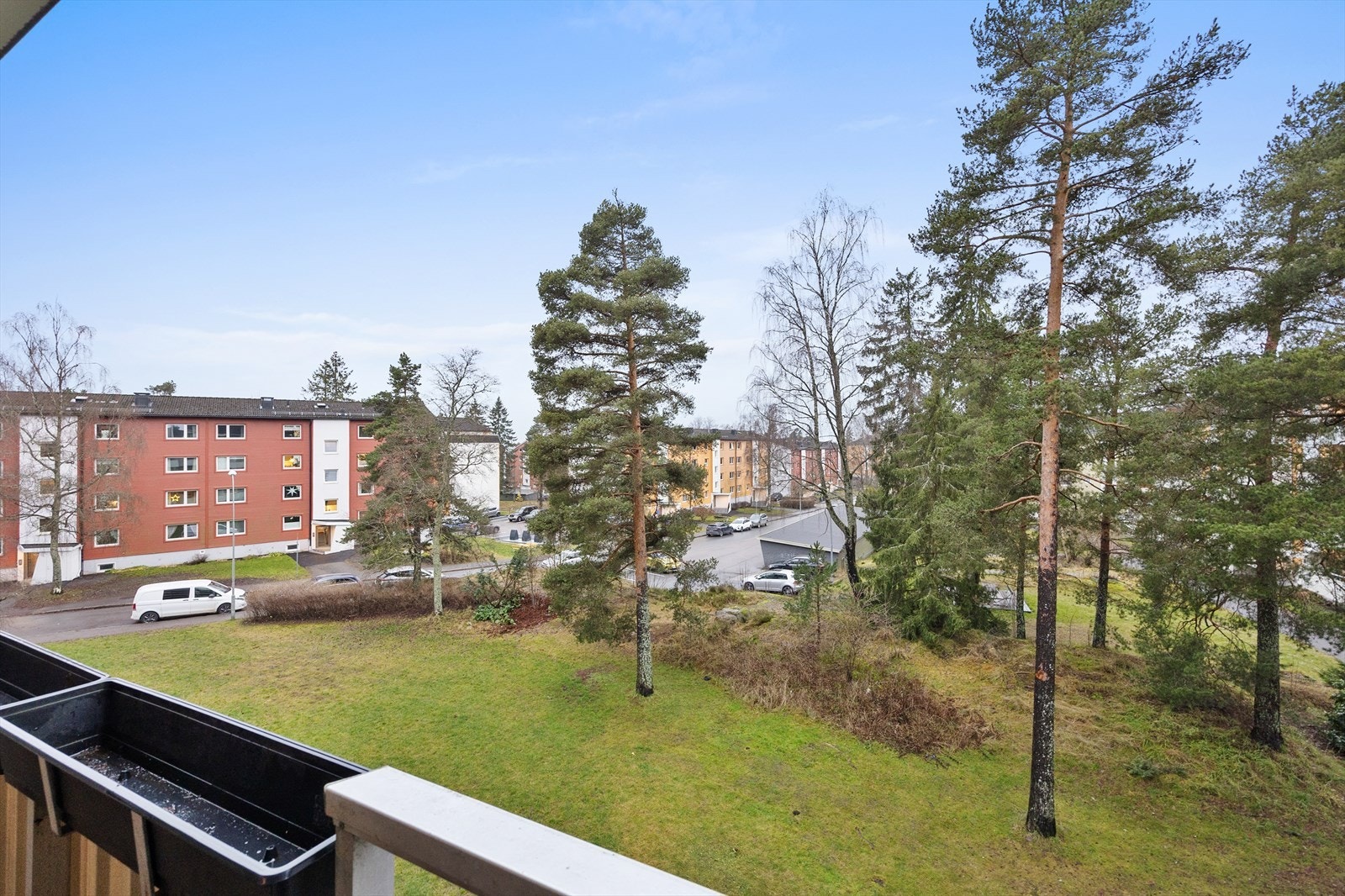 Fra leiligheten er det kort vei til skog og mark med gode turmuligheter. Galleribilde