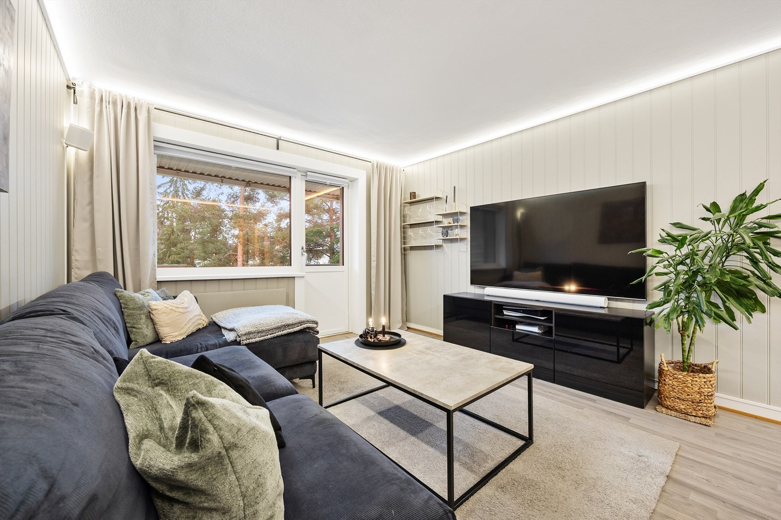 Balkongdør og vinduer med isolerglass fra 2020 bidrar til god isolasjon. Galleribilde