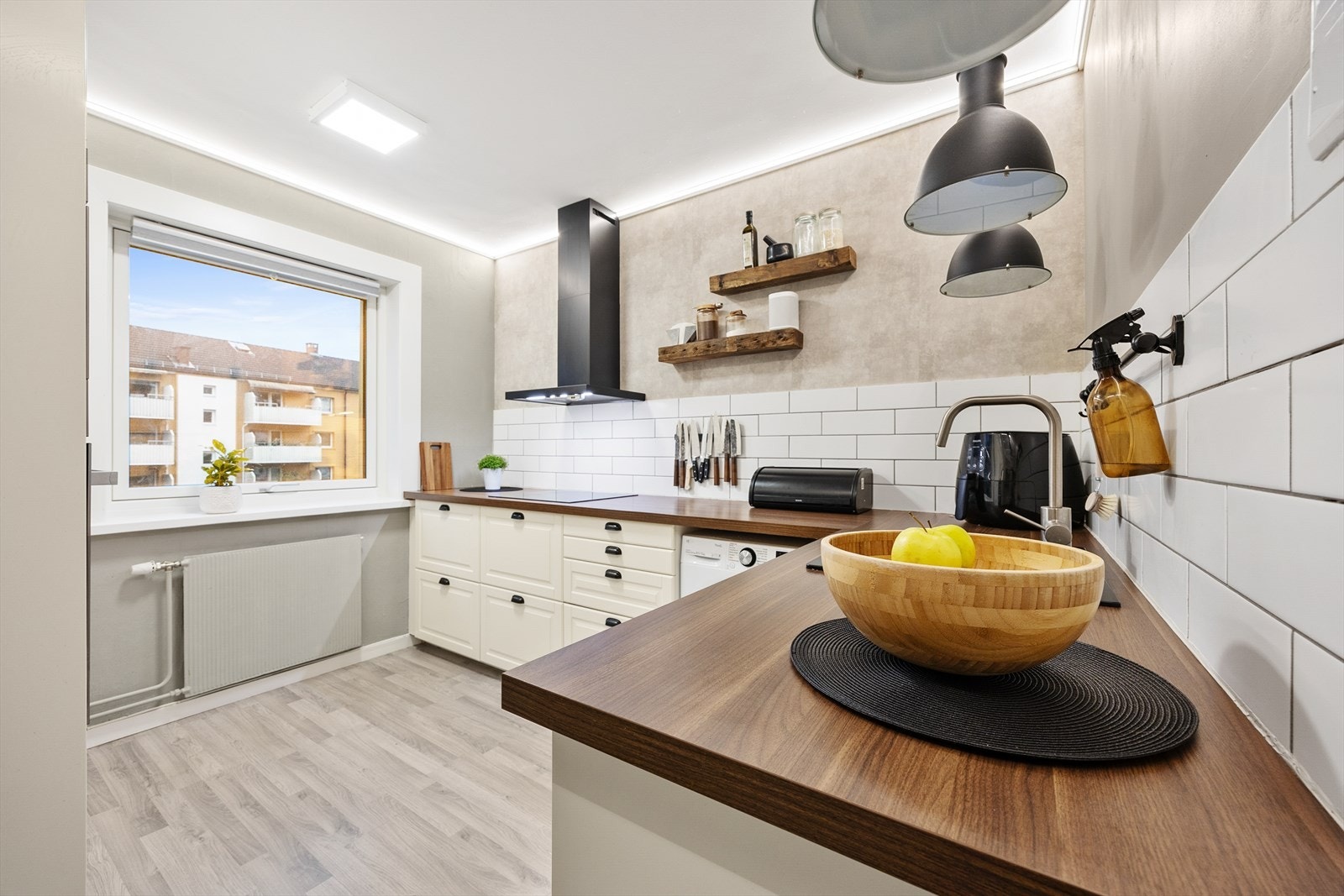 Kjøkkeninnredning fra Ikea (2008) med profilerte fronter og laminat benkeplate. Galleribilde