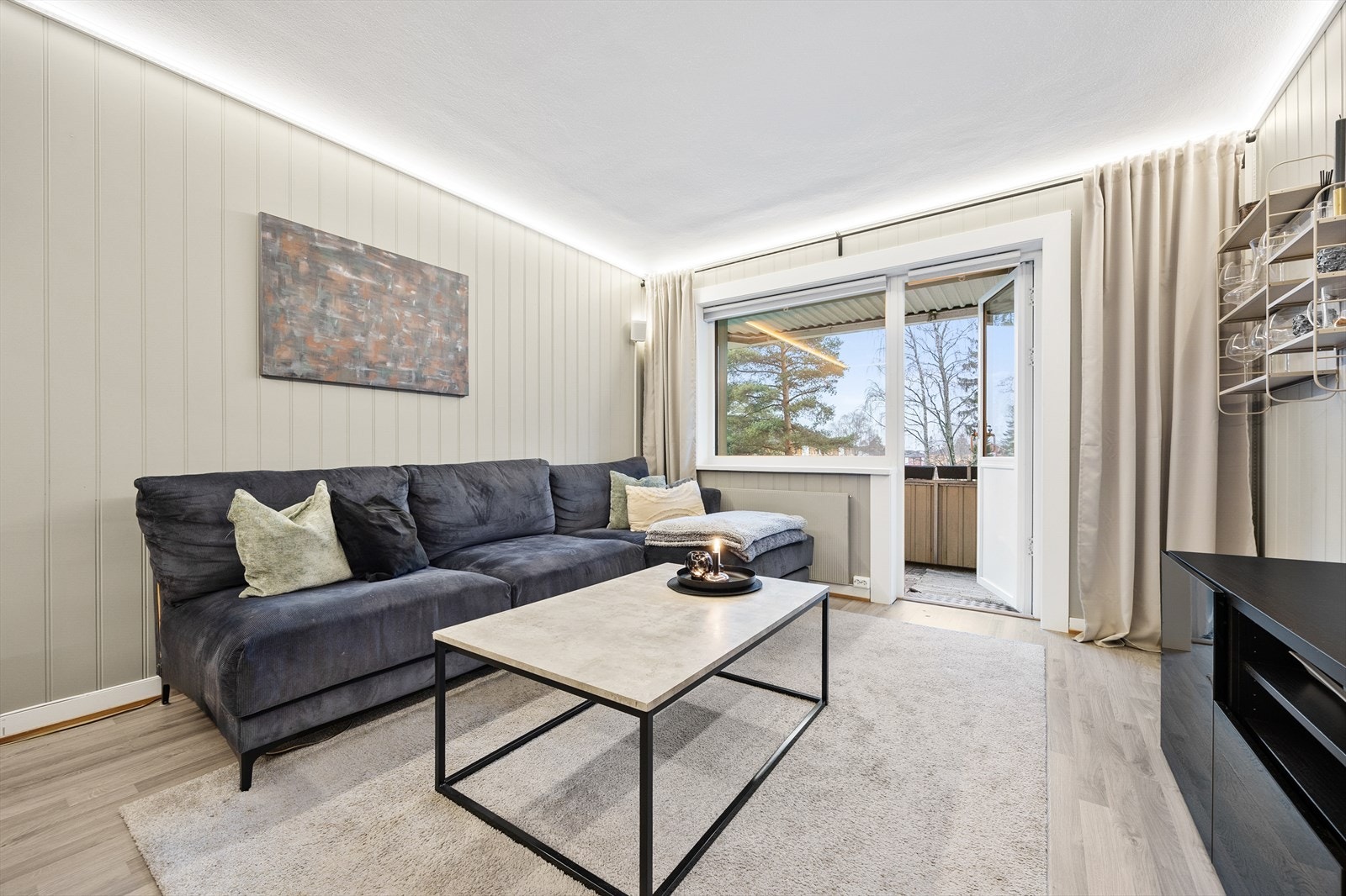 Direkte utgang til balkongen utvider oppholdsrommet på varme dager. Galleribilde