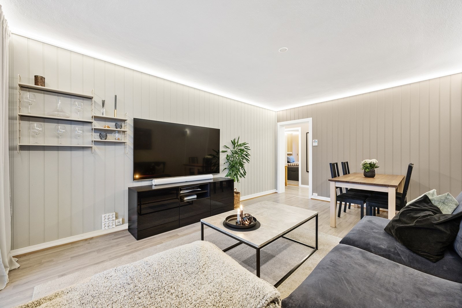 Stuen er et sentralt rom med plass til både sofagruppe og spisebord. Galleribilde