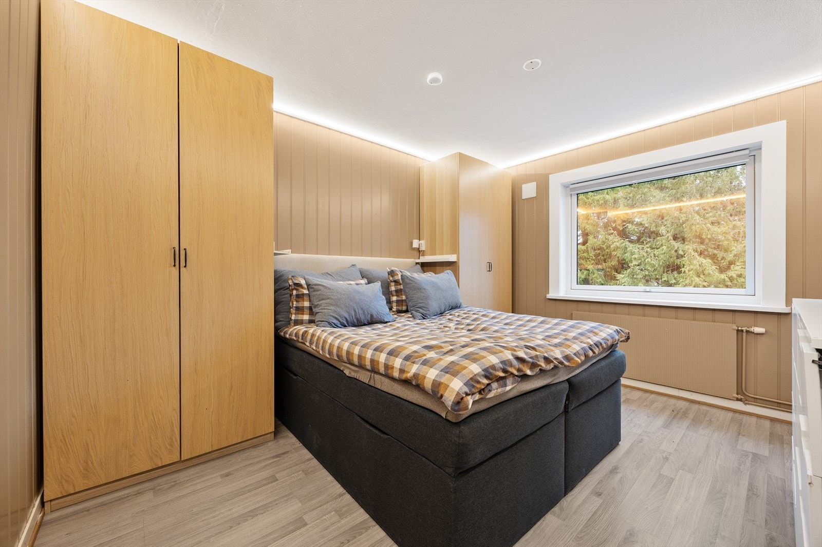 Vindu fra 2020 slipper inn dagslys og har spalteventil for tilluft. Galleribilde