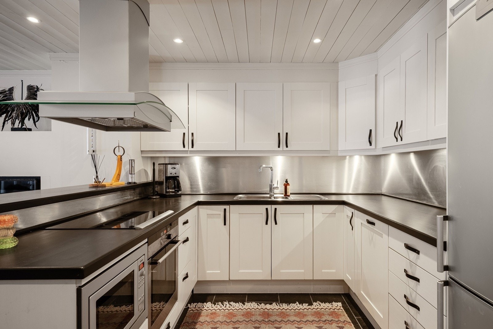 Moderne og pent kjøkken med god skap- og benkeplass. Galleribilde