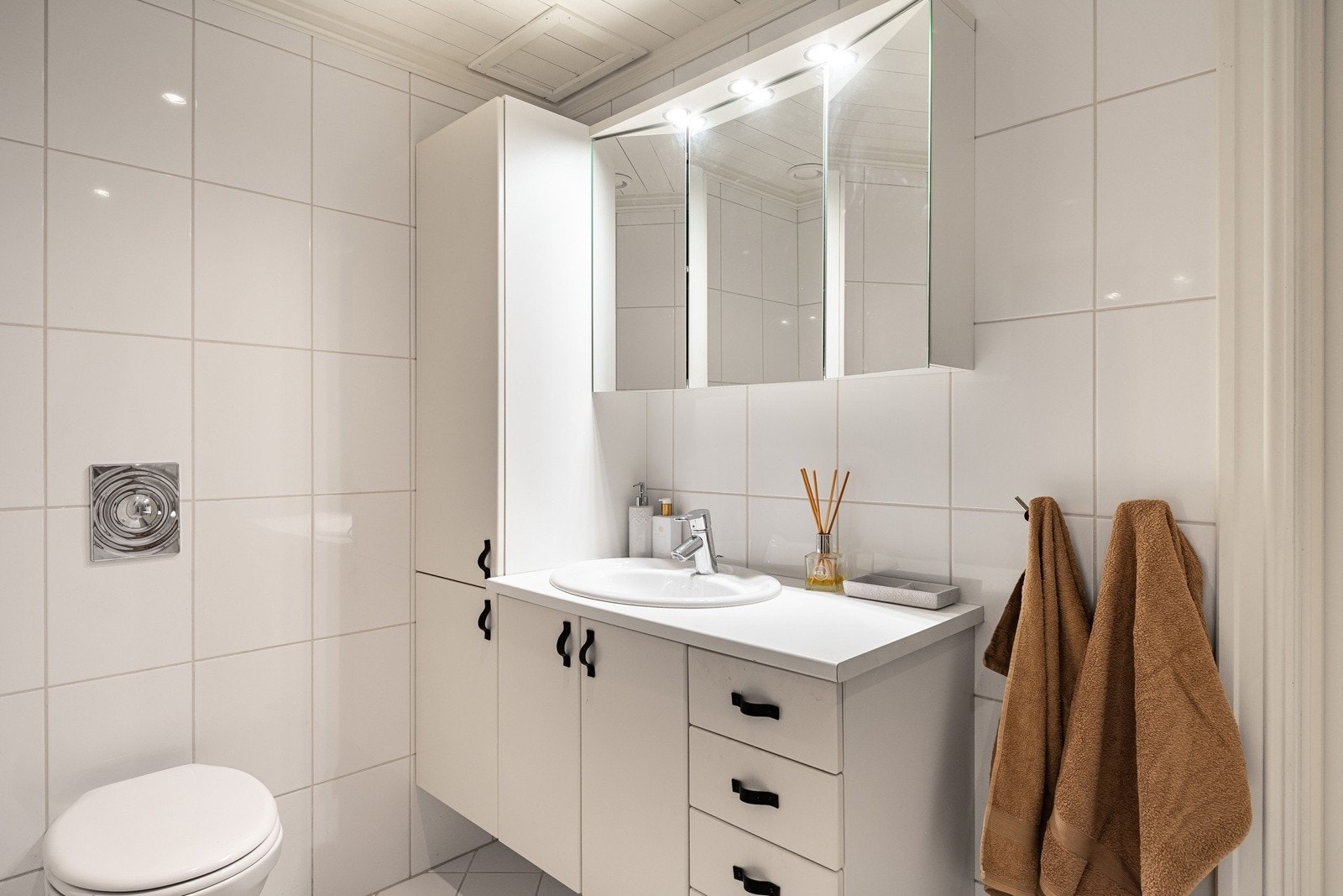 Stilig flislagt bad med dusj og egen badstue. Galleribilde