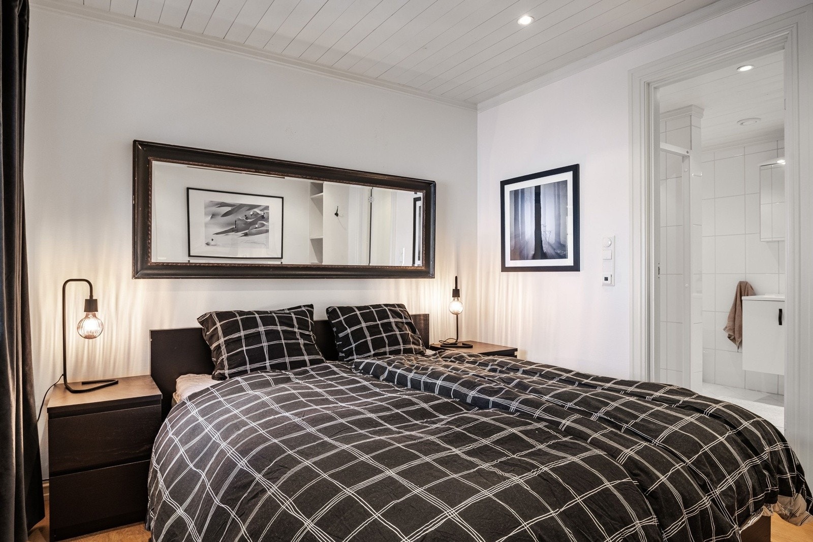 Stort hovedsoverom med gos plass til dobbeltseng og tilhørende møblement. Galleribilde