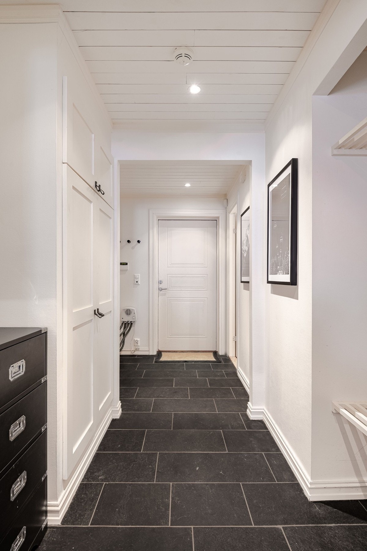 Innbydende entre med plass til å henge fra seg yttertøy og sko. Galleribilde