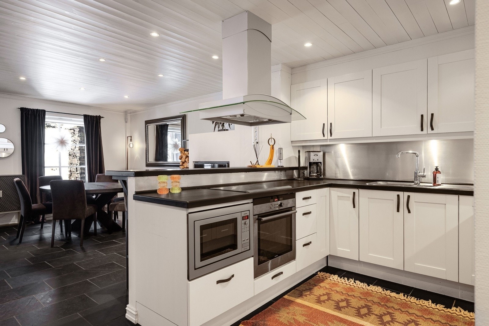 Stuen er fint interegrert sammen med kjøkkenet. Galleribilde