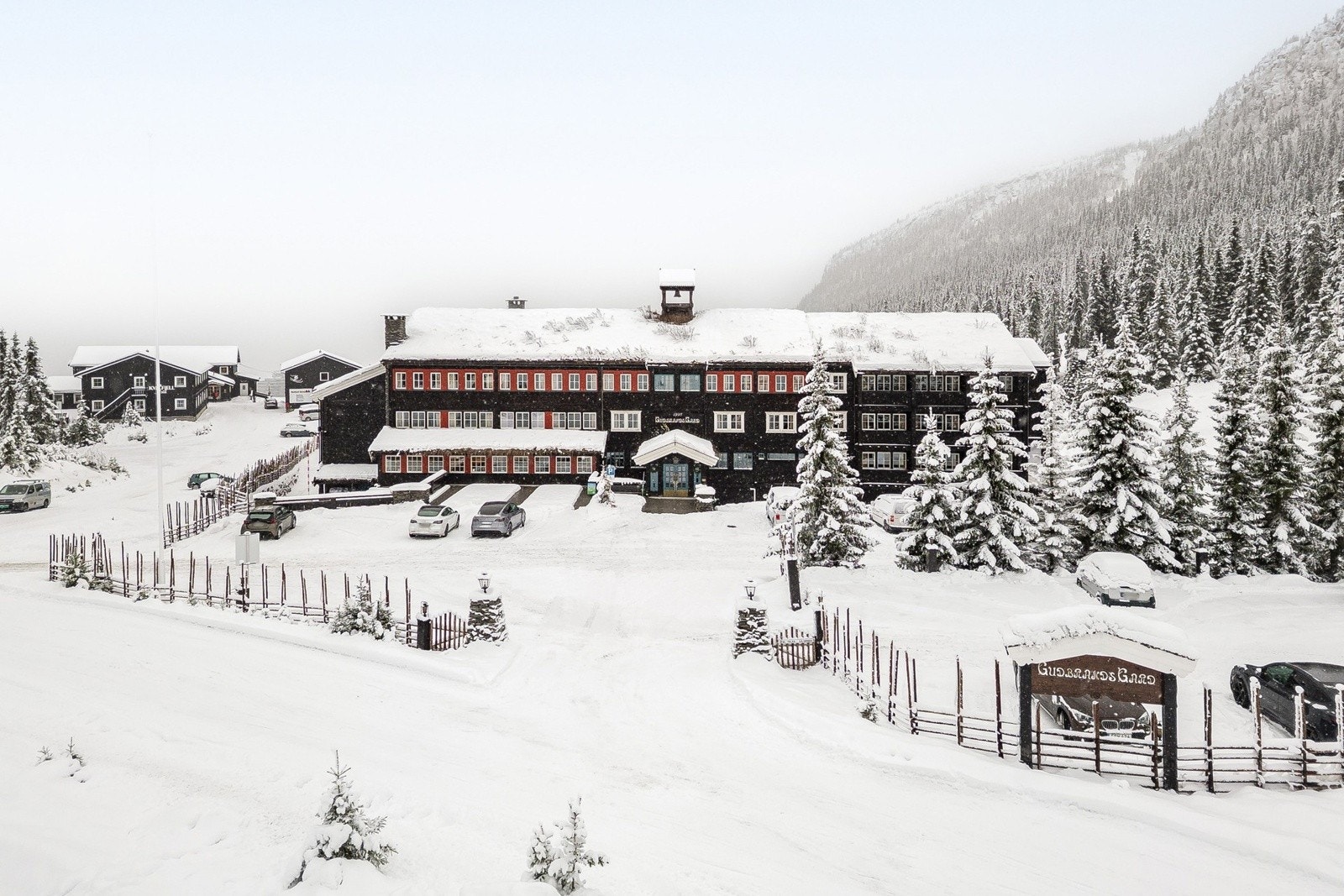 Leiligheten er del av sameiet Gudbrandsgard Apartments, tilknyttet Gudbrandsgard Hotell. Galleribilde