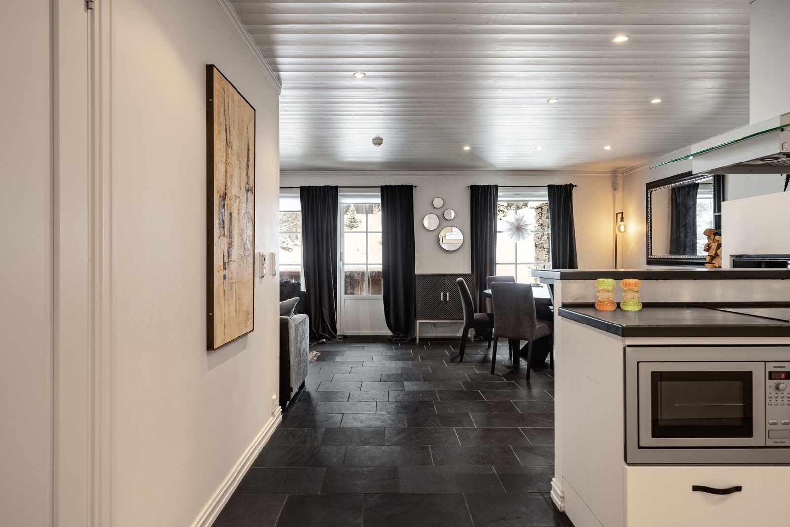 Fra entreen kommer du videre direkte inn til stue-/kjøkkenområdet. Galleribilde