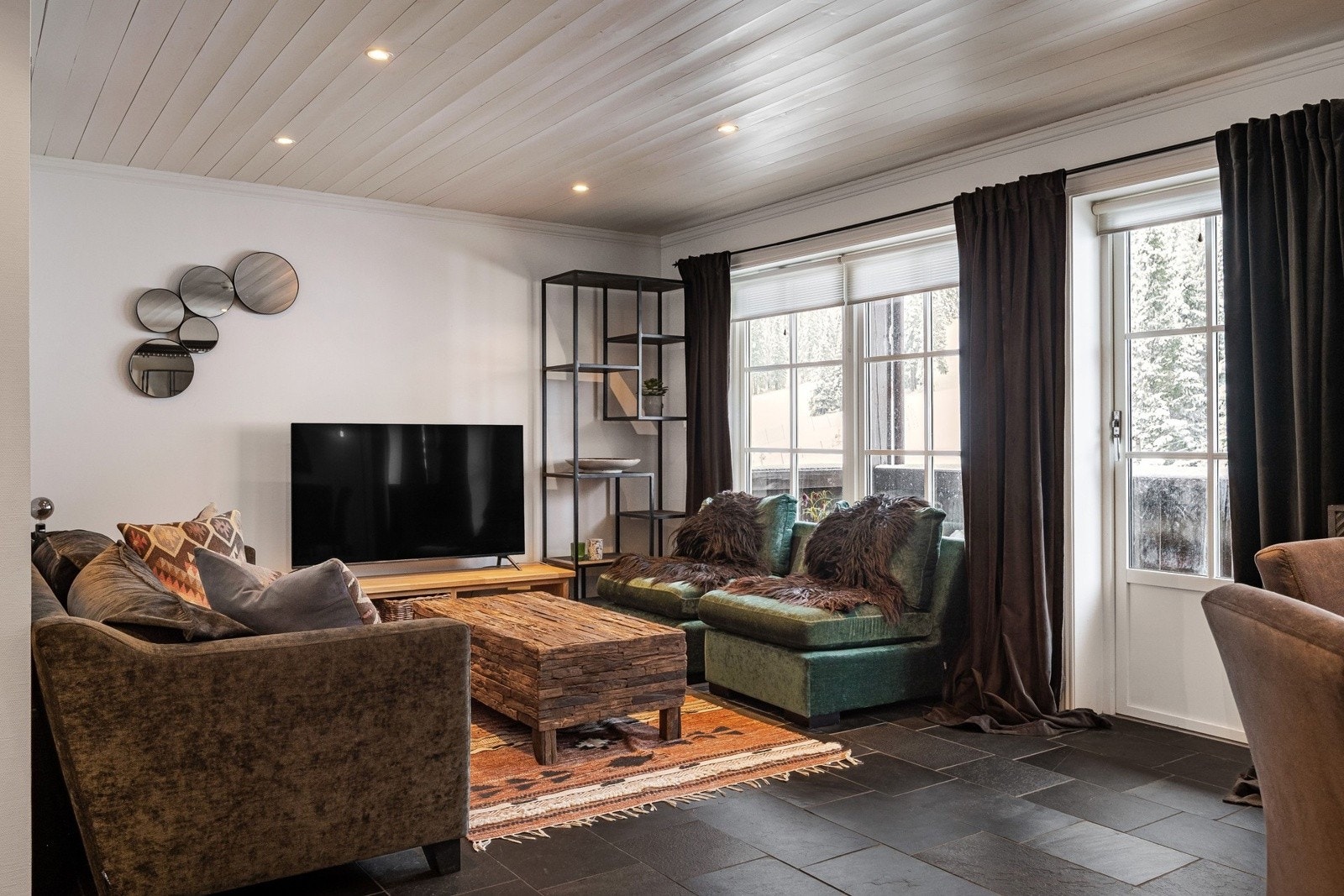 Stor og trivelig stue med plass til både sofagruppe og spisebord. Galleribilde