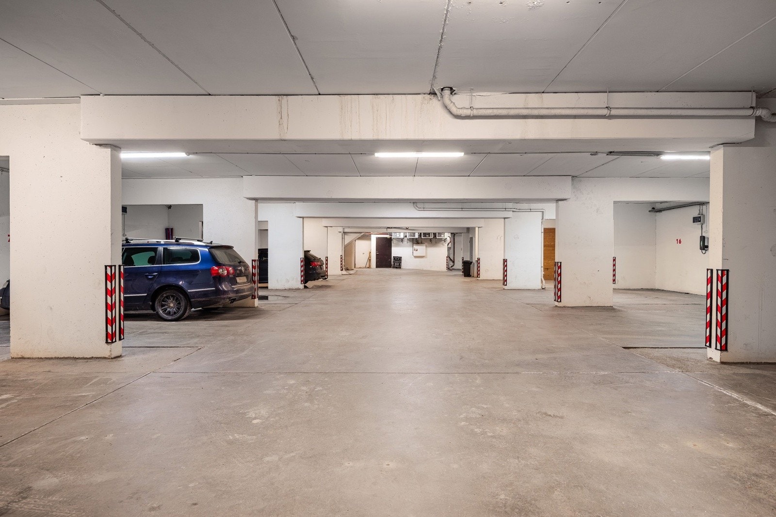 Leiligheten disponerer egen parkeringsplass i innendørs garasjehus. Galleribilde