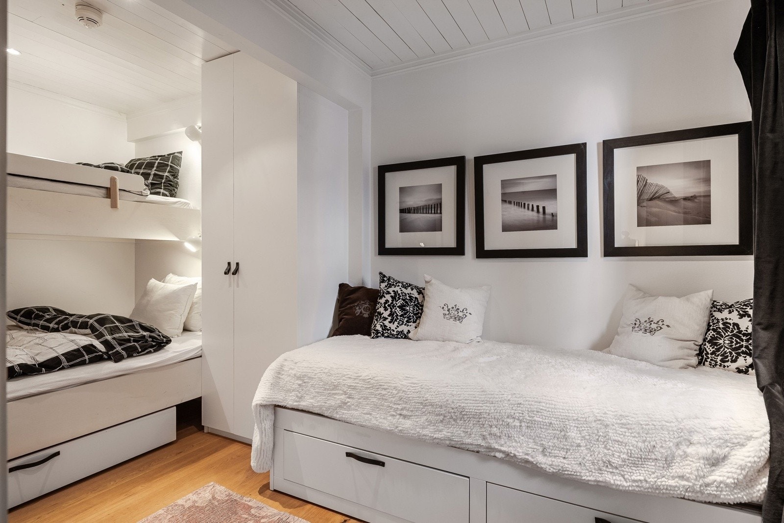 Leilighetens andre soverom har rikelig med sengeplasser. Galleribilde