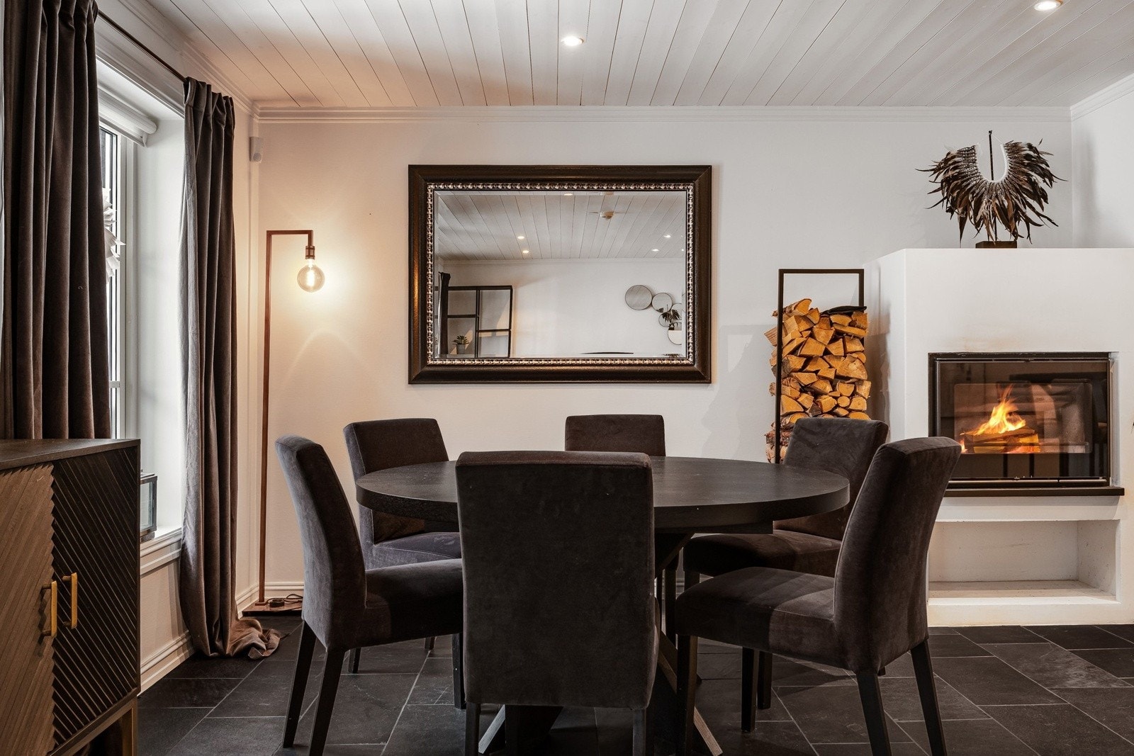 Det er plass til et spisebord av god størrelse. Her kan det dekkes på til mange! Galleribilde