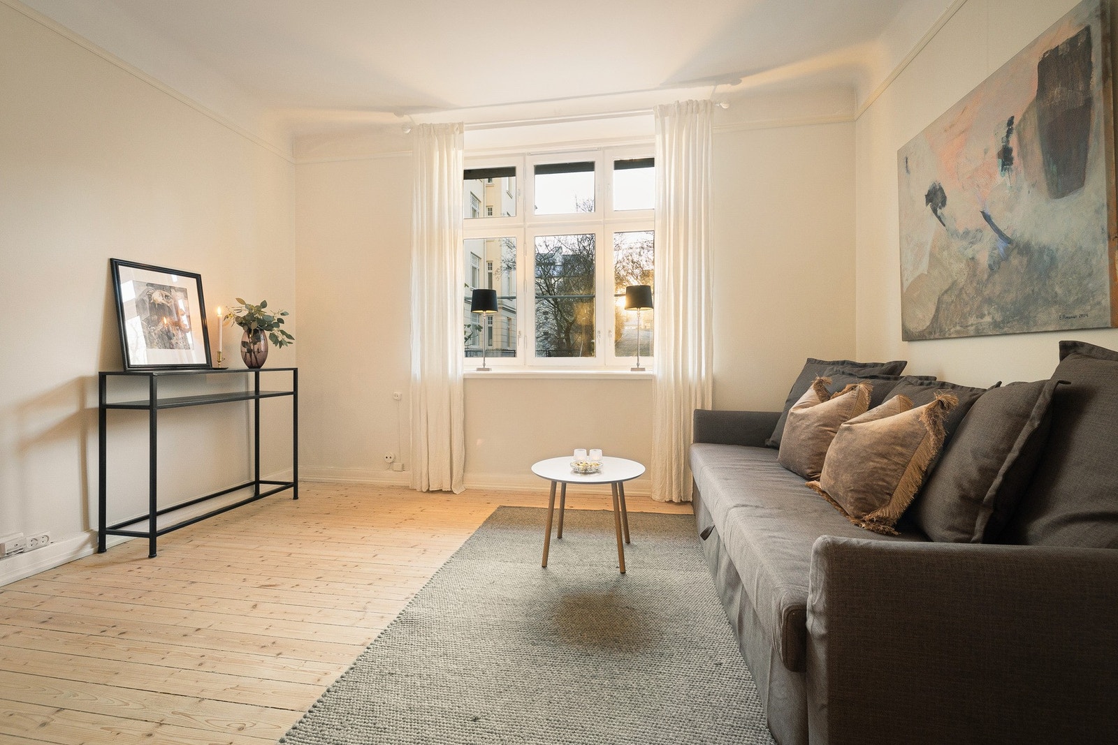 Stuen har takhøyde opptil 2,75 meter. Galleribilde