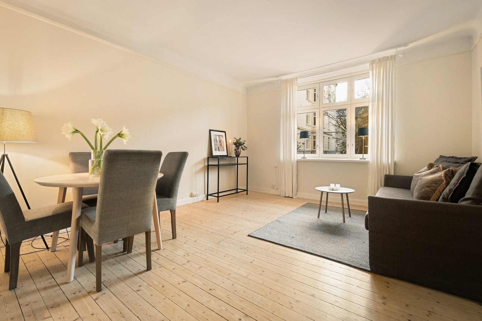 Lys og luftig stue med gode møbleringsmuligheter. Galleribilde