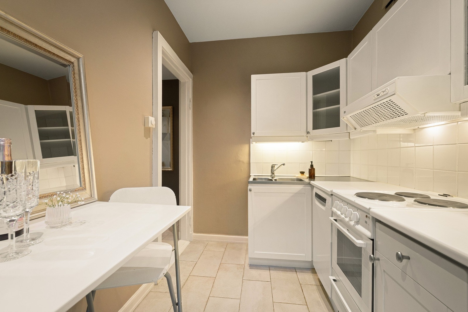 Godt med skap- og benkeplass på kjøkkenet. Galleribilde