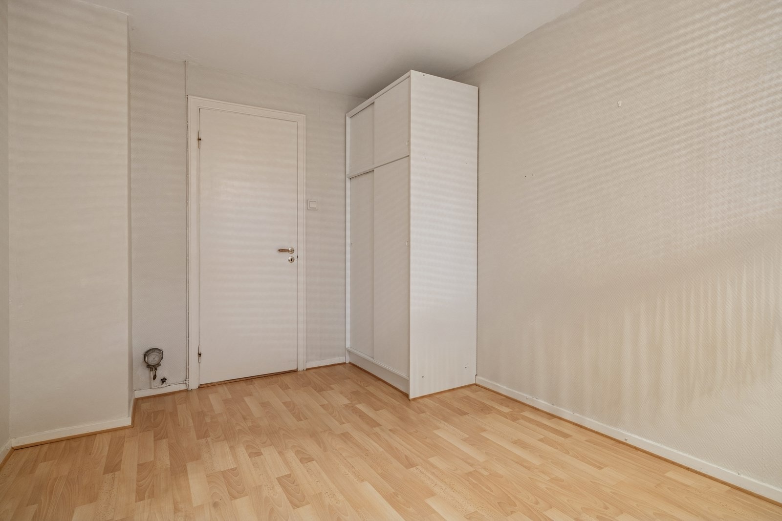 Fin planløsning på leiligheten hvor begge soverom har adkomst fra hver sin side av gangen. Galleribilde