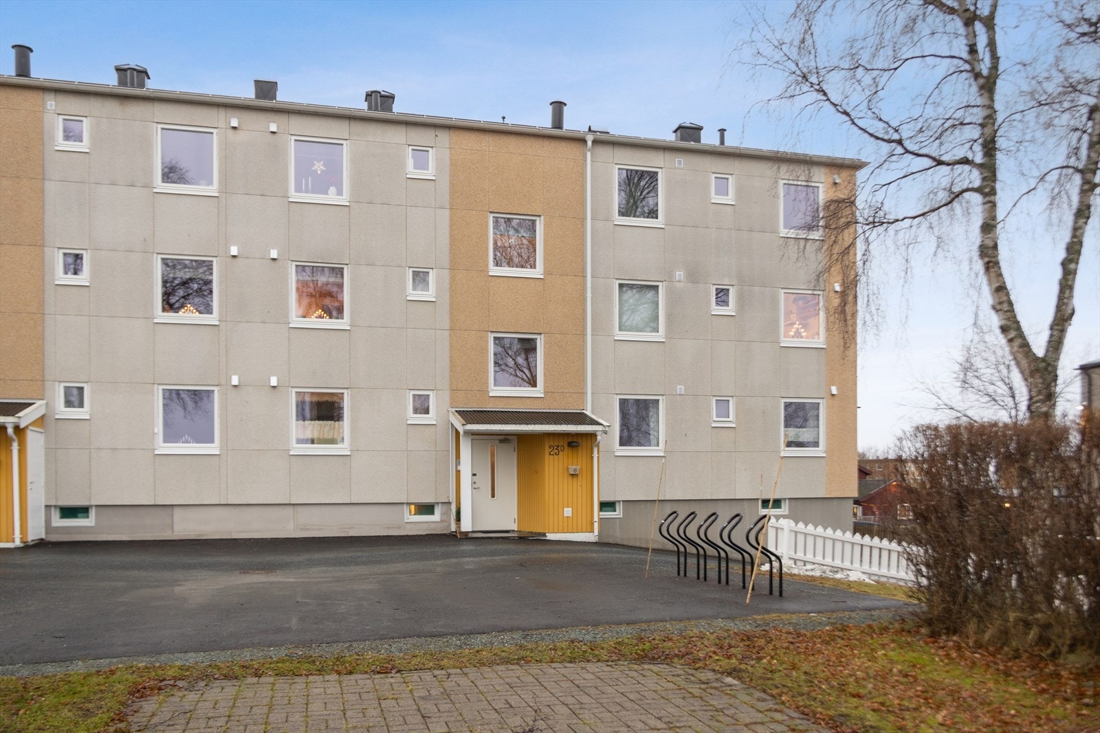 Leiligheten ligger på enden i høy 1. etasje. Galleribilde