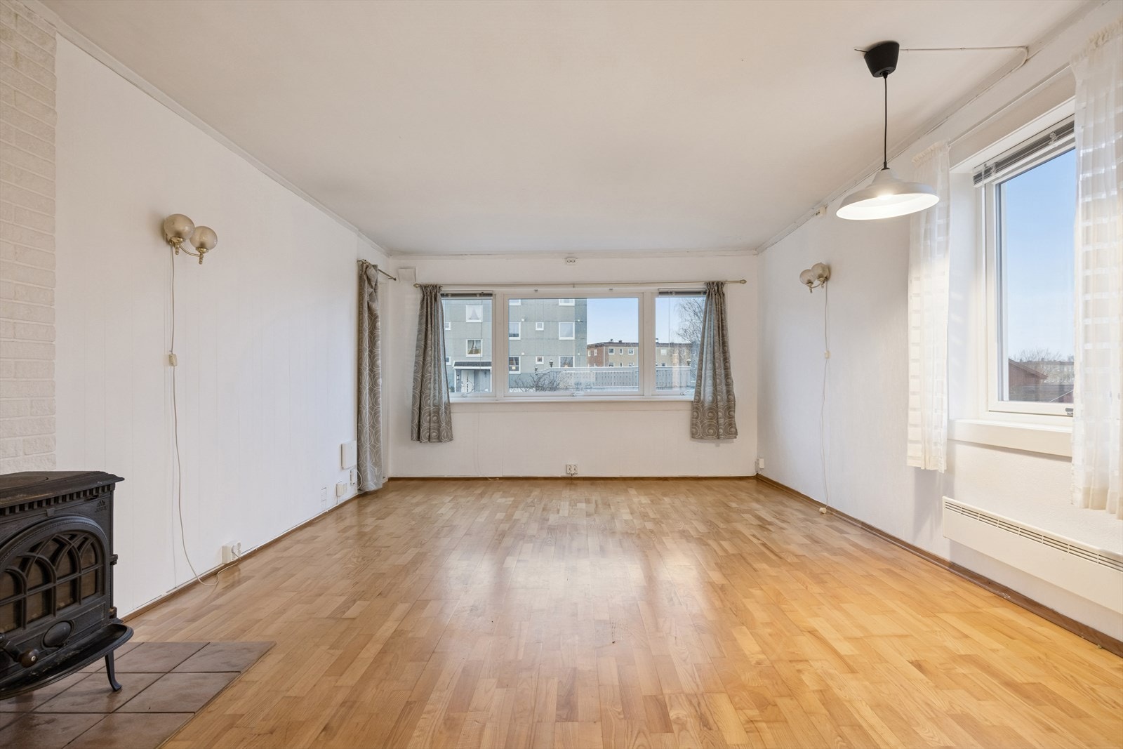 Det er både elektrisk oppvarming i form av panelovner og vedfyring på stuen. Galleribilde