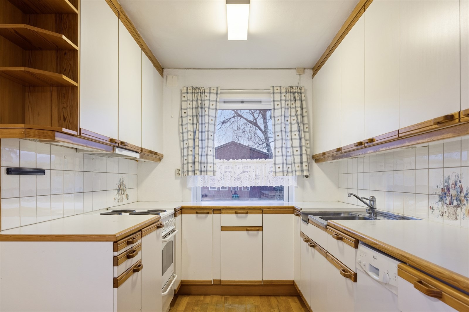 Romslig kjøkken på litt over 11 kvm. Galleribilde