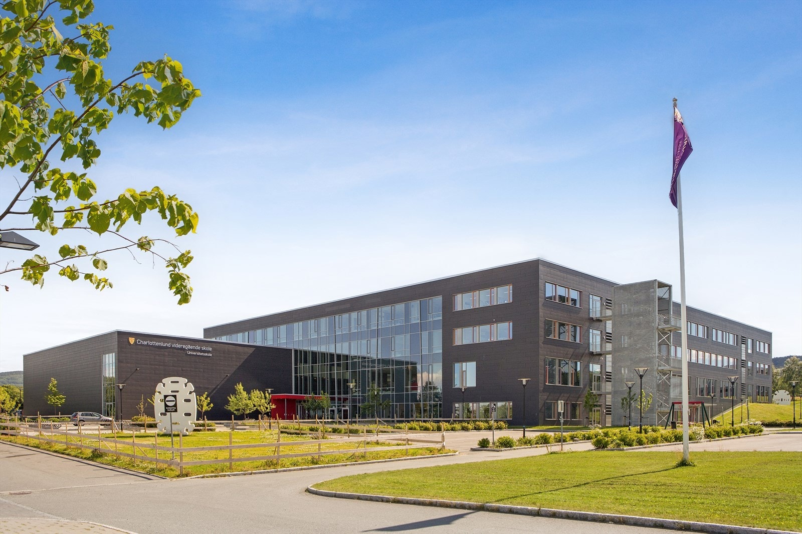 Det er både barne- og ungdomsskole samt videregående skole innenfor gangavstand fra leiligheten. Galleribilde