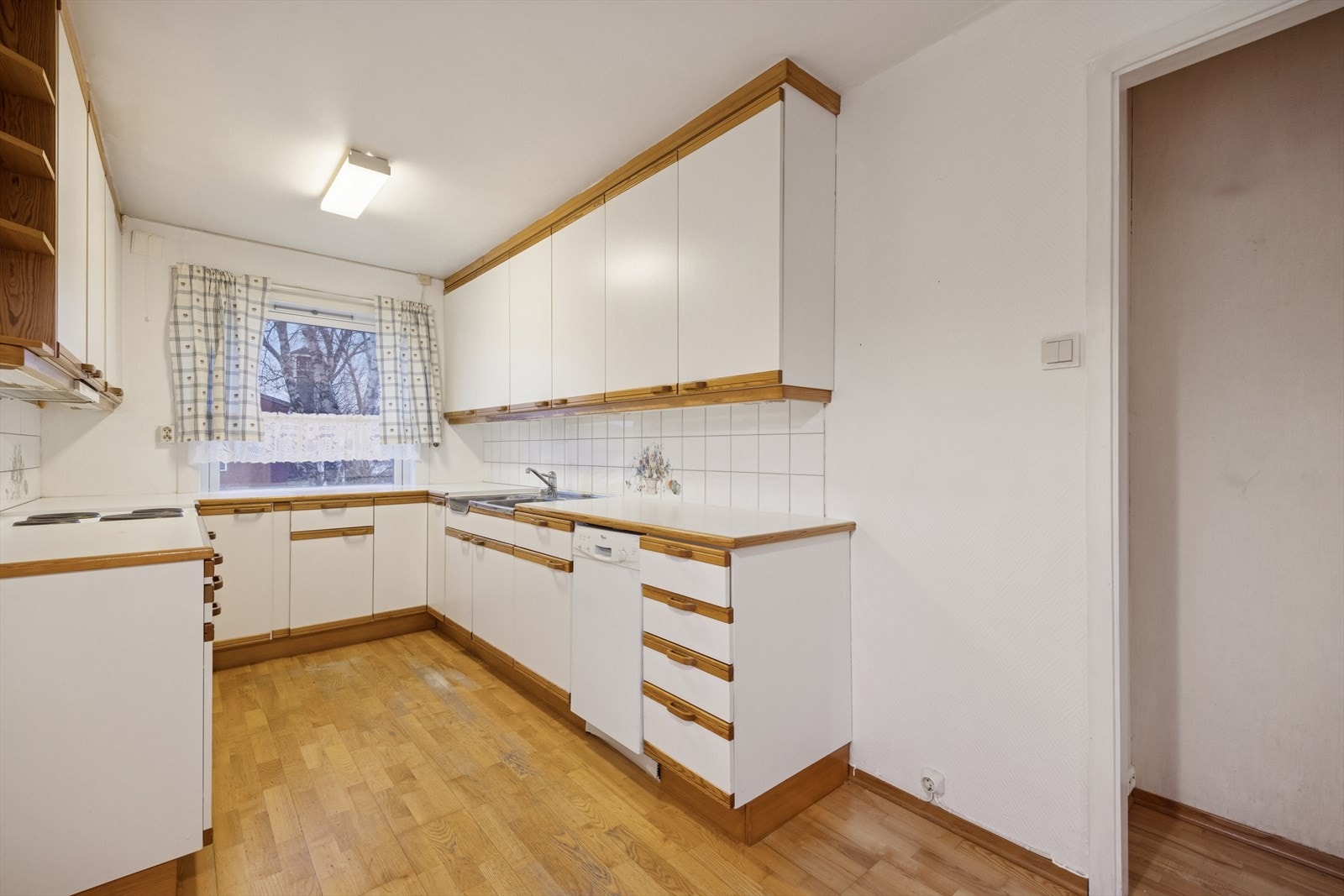 Kjøkkeninnredningen er av eldre årgang, men har opplegg for oppvaskmaskin. Galleribilde